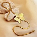 French Retro Style Women's Stainless Steel Flower Necklace Gold Exaggerated High-End Design Light Luxury Clavicle Chain Fashion