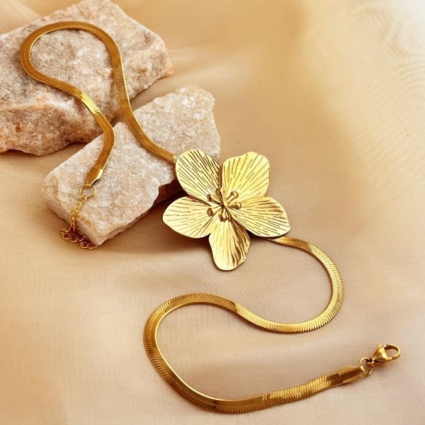 French Retro Style Women's Stainless Steel Flower Necklace Gold Exaggerated High-End Design Light Luxury Clavicle Chain Fashion